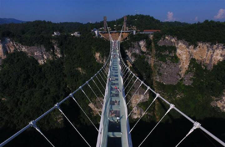 สะพานท้องกระจกสูงที่สุดในโลกเปิดให้พิสูจน์ความระทึกแล้ว ผู้คนแห่เดินข้ามคับคั่ง สะพานท้องกระจกสูงที่สุดในโลกเปิดให้พิสูจน์ความระทึกแล้ว ผู้คนแห่เดินข้ามคับคั่ง