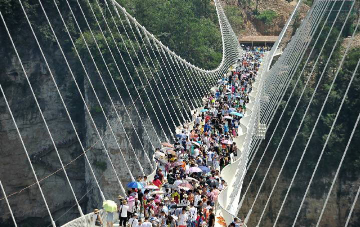 สะพานท้องกระจกสูงที่สุดในโลกเปิดให้พิสูจน์ความระทึกแล้ว ผู้คนแห่เดินข้ามคับคั่ง สะพานท้องกระจกสูงที่สุดในโลกเปิดให้พิสูจน์ความระทึกแล้ว ผู้คนแห่เดินข้ามคับคั่ง