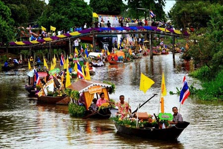 แห่เทียนพรรษาทางน้ำ ลาดชะโด  แห่เทียนพรรษาทางน้ำ ลาดชะโด