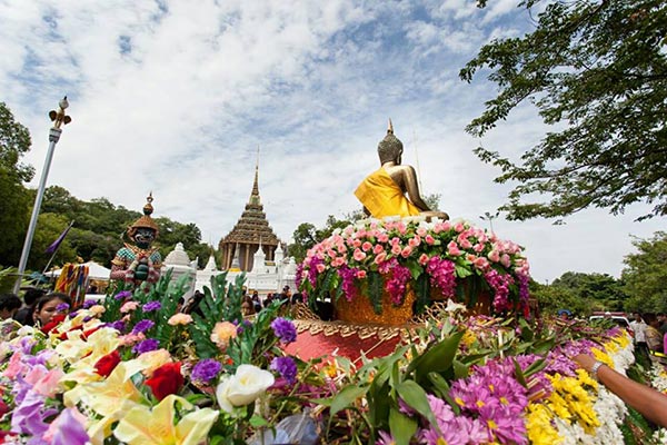 ตักบาตรดอกเข้าพรรษา สระบุรี ตักบาตรดอกเข้าพรรษา สระบุรี