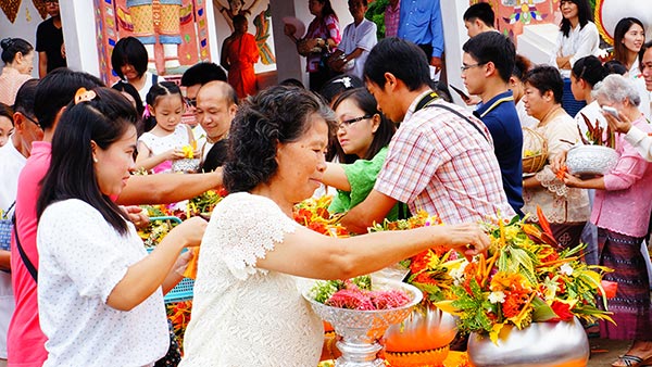 ประเพณีใส่บาตรเทียน ประเพณีใส่บาตรเทียน