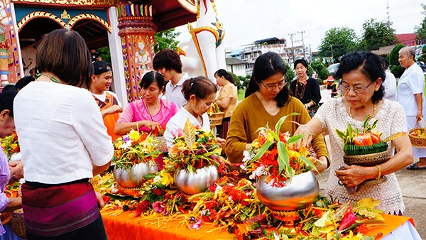 ประเพณีใส่บาตรเทียน ประเพณีใส่บาตรเทียน