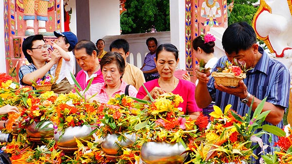 ประเพณีใส่บาตรเทียน ประเพณีใส่บาตรเทียน