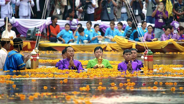 ประเพณีอุ้มพระดำน้ำ ประเพณีอุ้มพระดำน้ำ