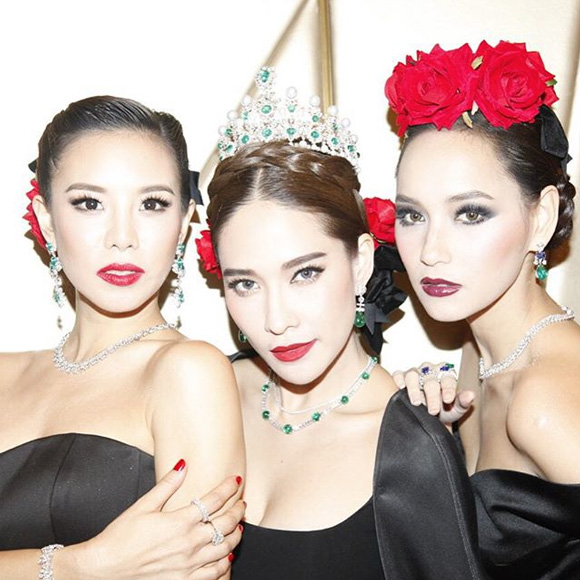 บี คริส นิตยสาร Image บี คริส นิตยสาร Image