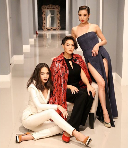 บี คริส นิตยสาร Image บี คริส นิตยสาร Image