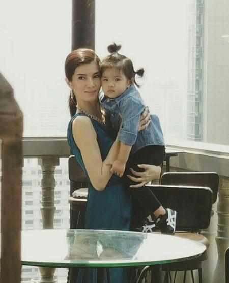 โบว์ แวนด้า น้องมะลิ ถ่ายแบบปก Howe Magazine โบว์ แวนด้า น้องมะลิ ถ่ายแบบปก Howe Magazine