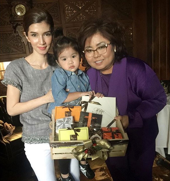 โบว์ แวนด้า น้องมะลิ ถ่ายแบบปก Howe Magazine โบว์ แวนด้า น้องมะลิ ถ่ายแบบปก Howe Magazine