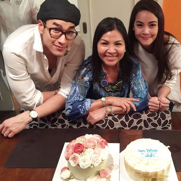 ณเดชน์ ญาญ่า ยกเค้กเซอร์ไพรส์วันเกิด แม่แก้ว ณเดชน์ ญาญ่า ยกเค้กเซอร์ไพรส์วันเกิด แม่แก้ว