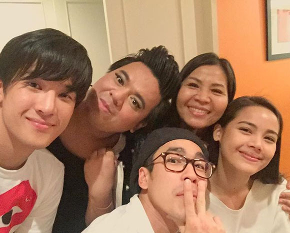 ณเดชน์ ญาญ่า ยกเค้กเซอร์ไพรส์วันเกิด แม่แก้ว ณเดชน์ ญาญ่า ยกเค้กเซอร์ไพรส์วันเกิด แม่แก้ว