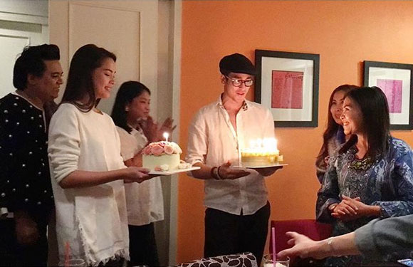 ณเดชน์ ญาญ่า ยกเค้กเซอร์ไพรส์วันเกิด แม่แก้ว ณเดชน์ ญาญ่า ยกเค้กเซอร์ไพรส์วันเกิด แม่แก้ว