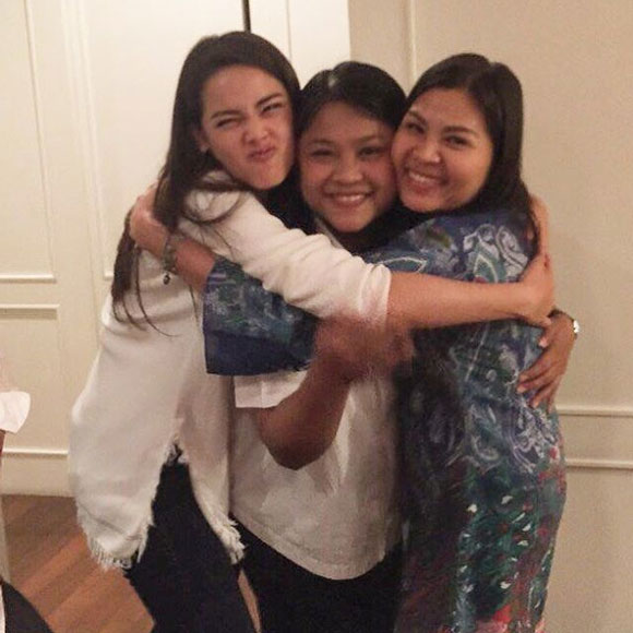 ณเดชน์ ญาญ่า ยกเค้กเซอร์ไพรส์วันเกิด แม่แก้ว ณเดชน์ ญาญ่า ยกเค้กเซอร์ไพรส์วันเกิด แม่แก้ว