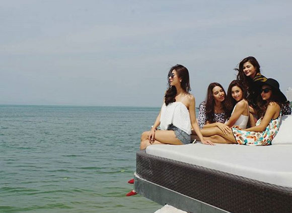 คริส หอวัง นำลูกทีม โชว์ชุดว่ายน้ำ คริส หอวัง นำลูกทีม โชว์ชุดว่ายน้ำ