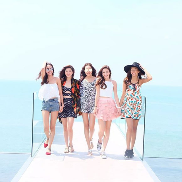 คริส หอวัง นำลูกทีม โชว์ชุดว่ายน้ำ คริส หอวัง นำลูกทีม โชว์ชุดว่ายน้ำ