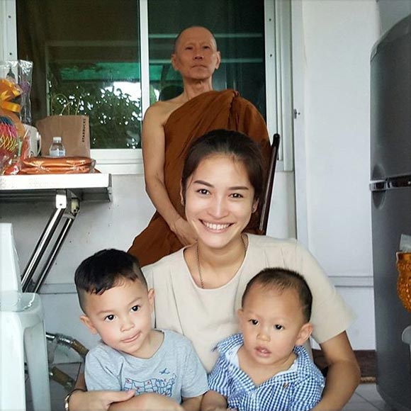 พลอย ปีเตอร์ พลอย ปีเตอร์