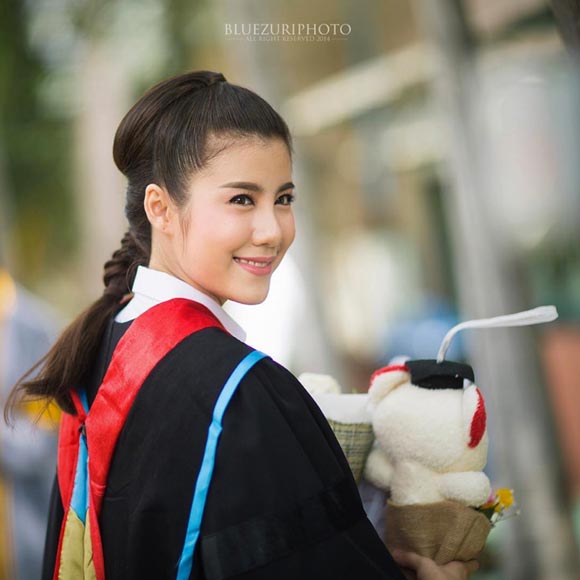 เอสเธอร์ รับปริญญา เอสเธอร์ รับปริญญา