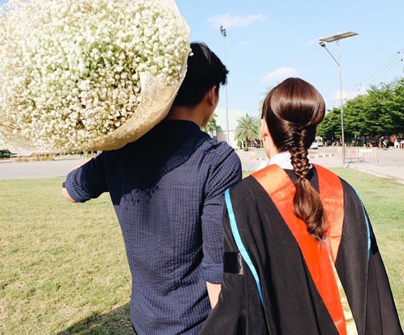 เอสเธอร์ รับปริญญา เอสเธอร์ รับปริญญา