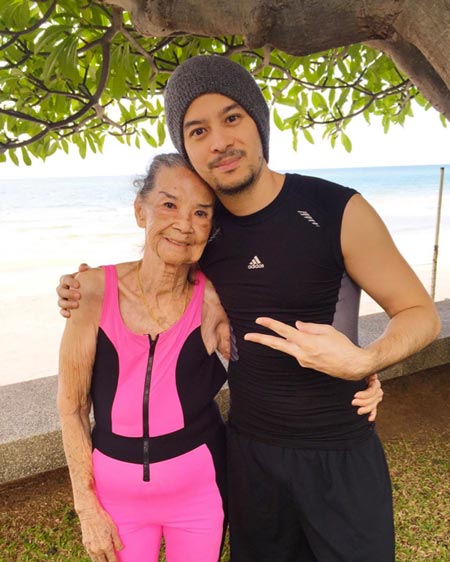 คุณยายมารศรี ว่ายน้ำ คุณยายมารศรี ว่ายน้ำ