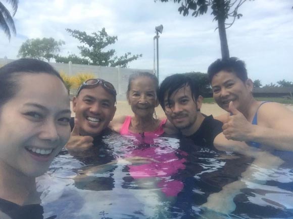 คุณยายมารศรี ว่ายน้ำ คุณยายมารศรี ว่ายน้ำ