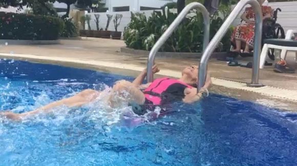 คุณยายมารศรี ว่ายน้ำ คุณยายมารศรี ว่ายน้ำ