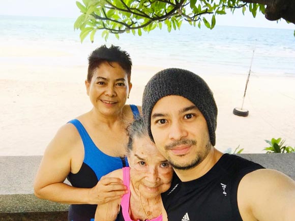 คุณยายมารศรี ว่ายน้ำ คุณยายมารศรี ว่ายน้ำ