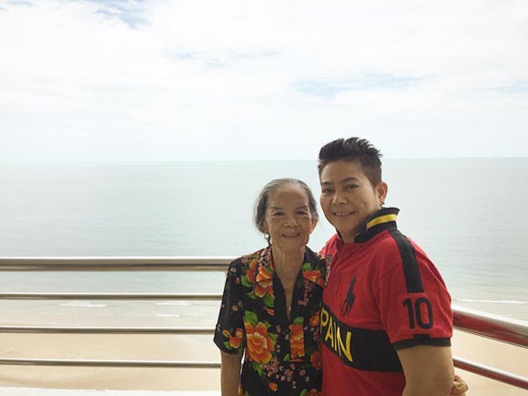 คุณยายมารศรี ว่ายน้ำ คุณยายมารศรี ว่ายน้ำ