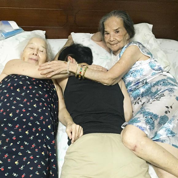 คุณยายมารศรี ว่ายน้ำ คุณยายมารศรี ว่ายน้ำ