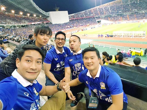 ส่องภาพดารา ร่วมส่งแรงใจเชียร์ ฟุตบอลไทย ญี่ปุ่น ส่องภาพดารา ร่วมส่งแรงใจเชียร์ ฟุตบอลไทย ญี่ปุ่น