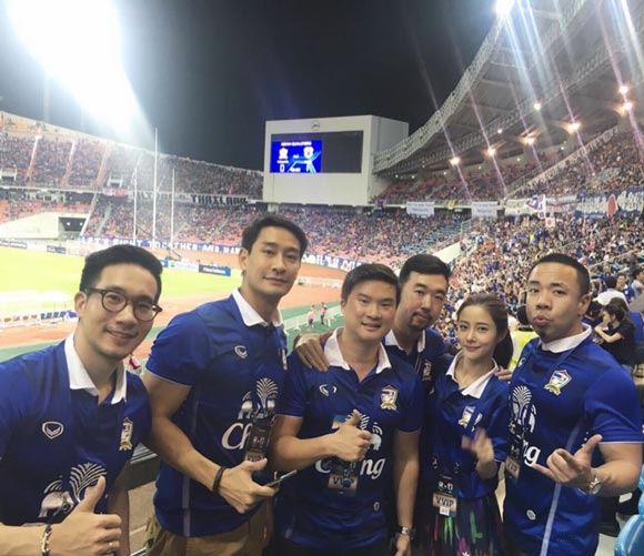 ส่องภาพดารา ร่วมส่งแรงใจเชียร์ ฟุตบอลไทย ญี่ปุ่น ส่องภาพดารา ร่วมส่งแรงใจเชียร์ ฟุตบอลไทย ญี่ปุ่น