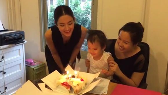 น้องปีใหม่ แย่งแม่แอฟเป่าเค้ก น้องปีใหม่ แย่งแม่แอฟเป่าเค้ก