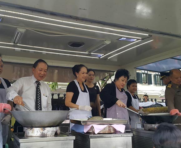 กอล์ฟ ไมค์ ซาบซึ้งได้ถวายงาน พระองค์โสมฯ กอล์ฟ ไมค์ ซาบซึ้งได้ถวายงาน พระองค์โสมฯ