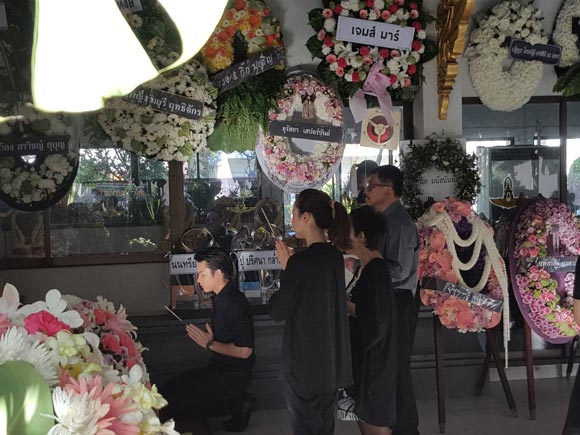 เพื่อนดารา ร่วมงานศพ คุณพ่อคิมเบอร์ลี่ เพื่อนดารา ร่วมงานศพ คุณพ่อคิมเบอร์ลี่