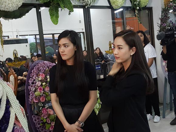 เพื่อนดารา ร่วมงานศพ คุณพ่อคิมเบอร์ลี่ เพื่อนดารา ร่วมงานศพ คุณพ่อคิมเบอร์ลี่