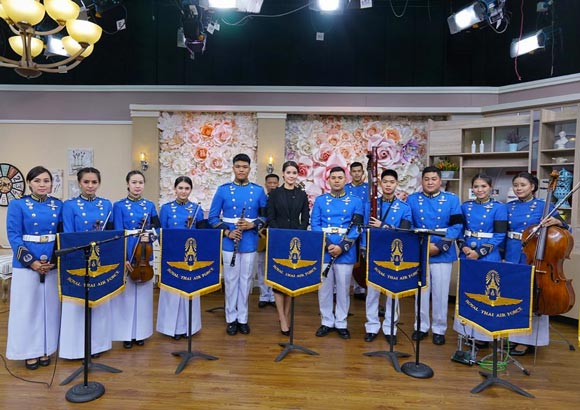 ญาญ่า ขับร้องเพลงพระราชนิพนธ์ ใกล้รุ่ง ญาญ่า ขับร้องเพลงพระราชนิพนธ์ ใกล้รุ่ง