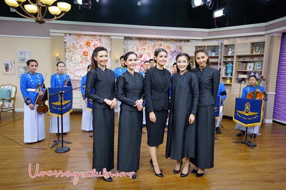 ญาญ่า ขับร้องเพลงพระราชนิพนธ์ ใกล้รุ่ง ญาญ่า ขับร้องเพลงพระราชนิพนธ์ ใกล้รุ่ง