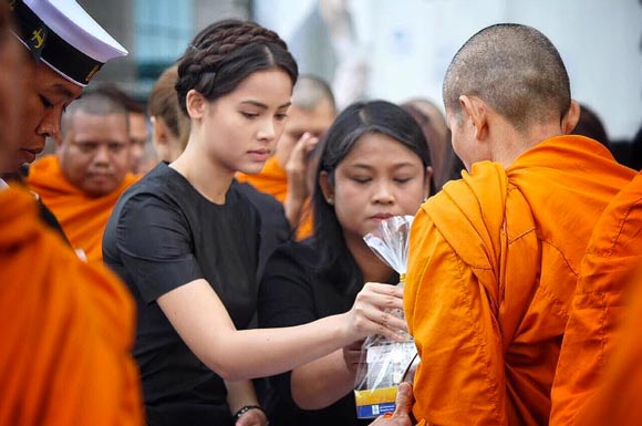 ญาญ่า ขับร้องเพลงพระราชนิพนธ์ ใกล้รุ่ง ญาญ่า ขับร้องเพลงพระราชนิพนธ์ ใกล้รุ่ง
