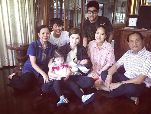 น้องมะลิ น้องปลาวาฬ ครอบครัว สหวงษ์ น้องมะลิ น้องปลาวาฬ ครอบครัว สหวงษ์