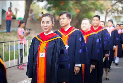 วีเจจ๋ารับพระราชทานปริญญาเอก วีเจจ๋ารับพระราชทานปริญญาเอก