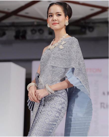 แฟชั่นโชว์ ดาราชุดไทย Finale แฟชั่นโชว์ ดาราชุดไทย Finale