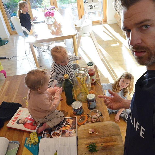 ชมภาพสุดเรียลของ คุณพ่อกับลูกสาวทั้ง 4 ชมภาพสุดเรียลของ คุณพ่อกับลูกสาวทั้ง 4