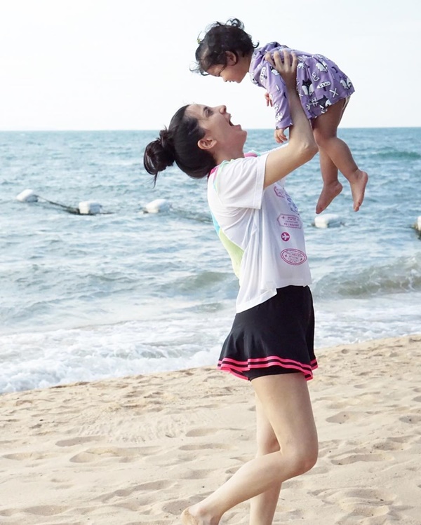 เปิ้น ธันยาธนัส ชุดว่ายน้ำ เปิ้น ธันยาธนัส ชุดว่ายน้ำ