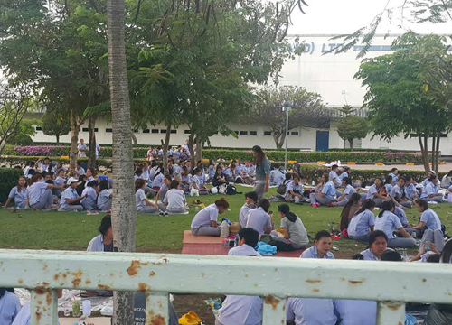 พนง.โรงงานปราจีนฯ ประท้วงเรียกโบนัสขั้นต่ำ 3 เดือน พนง.โรงงานปราจีนฯ ประท้วงเรียกโบนัสขั้นต่ำ 3 เดือน