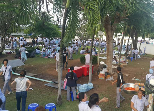 พนง.โรงงานปราจีนฯ ประท้วงเรียกโบนัสขั้นต่ำ 3 เดือน พนง.โรงงานปราจีนฯ ประท้วงเรียกโบนัสขั้นต่ำ 3 เดือน