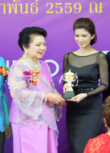 โบว์ แวนด้า โบว์ แวนด้า