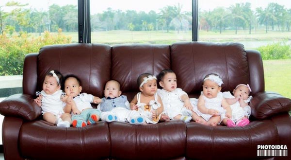 ผู้ประกาศข่าวอุ้มลูกถ่ายแบบ ผู้ประกาศข่าวอุ้มลูกถ่ายแบบ