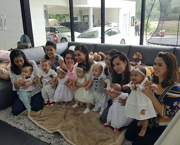 ผู้ประกาศข่าวอุ้มลูกถ่ายแบบ ผู้ประกาศข่าวอุ้มลูกถ่ายแบบ