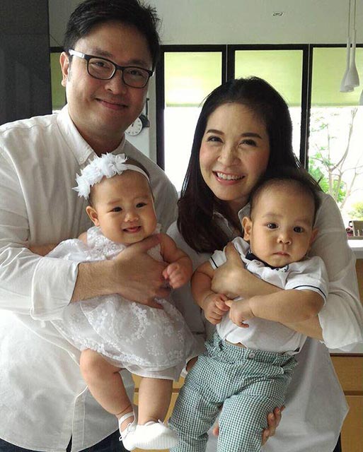 ผู้ประกาศข่าวอุ้มลูกถ่ายแบบ ผู้ประกาศข่าวอุ้มลูกถ่ายแบบ