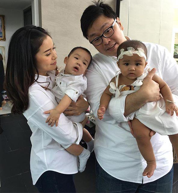 ผู้ประกาศข่าวอุ้มลูกถ่ายแบบ ผู้ประกาศข่าวอุ้มลูกถ่ายแบบ