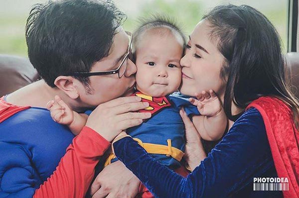 ผู้ประกาศข่าวอุ้มลูกถ่ายแบบ ผู้ประกาศข่าวอุ้มลูกถ่ายแบบ