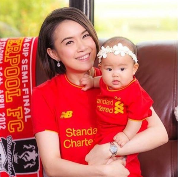 ผู้ประกาศข่าวอุ้มลูกถ่ายแบบ ผู้ประกาศข่าวอุ้มลูกถ่ายแบบ